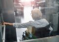 Persona en silla de ruedas dentro de un ascensor con accesibilidad