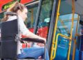 Persona en silla de ruedas coge un autobús que cumple con la normativa de accesibilidad