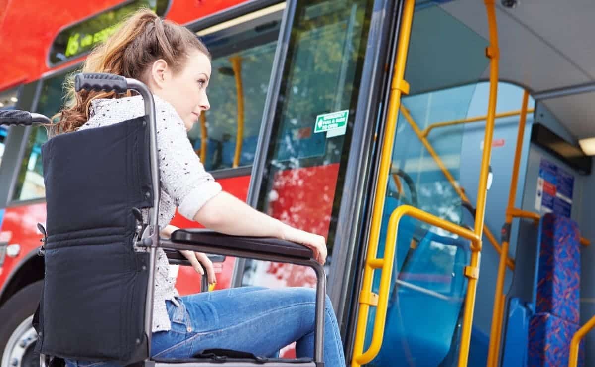 Persona en silla de ruedas coge un autobús que cumple con la normativa de accesibilidad