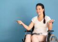 Persona en silla de ruedas con discapacidad física