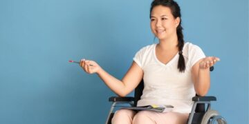 Persona en silla de ruedas con discapacidad física