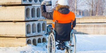 Persona en silla de ruedas en una obra que cumple los criterios de accesibilidad
