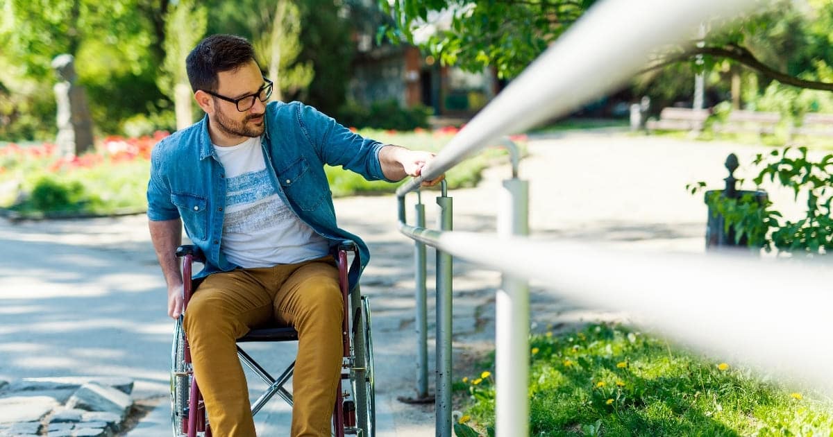 persona en silla de ruedas discapacidad