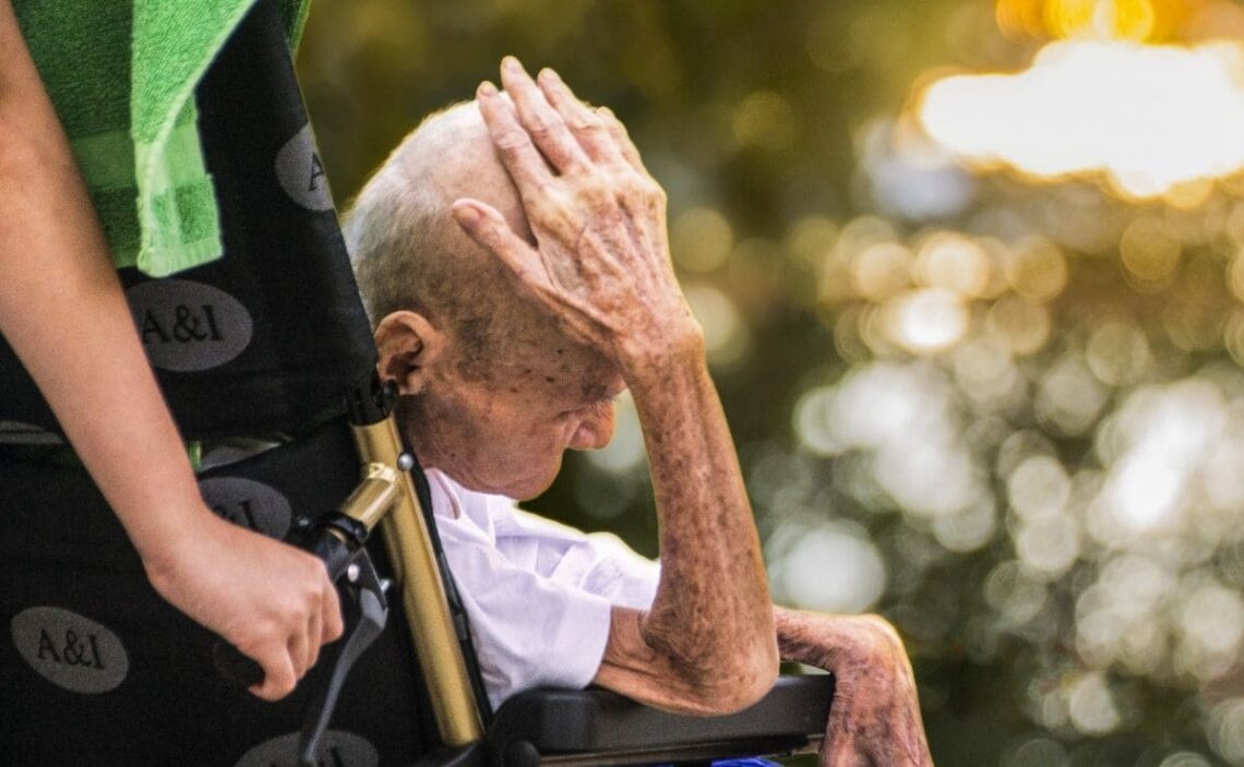 Persona en silla de ruedas con discapacidad