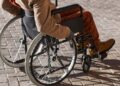 Persona en silla de ruedas con discapacidad