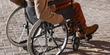 Persona en silla de ruedas con discapacidad