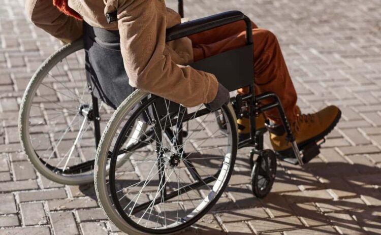 Persona en silla de ruedas con discapacidad