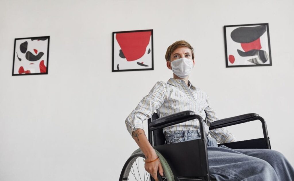persona en silla de ruedas discapacidad Covid-19