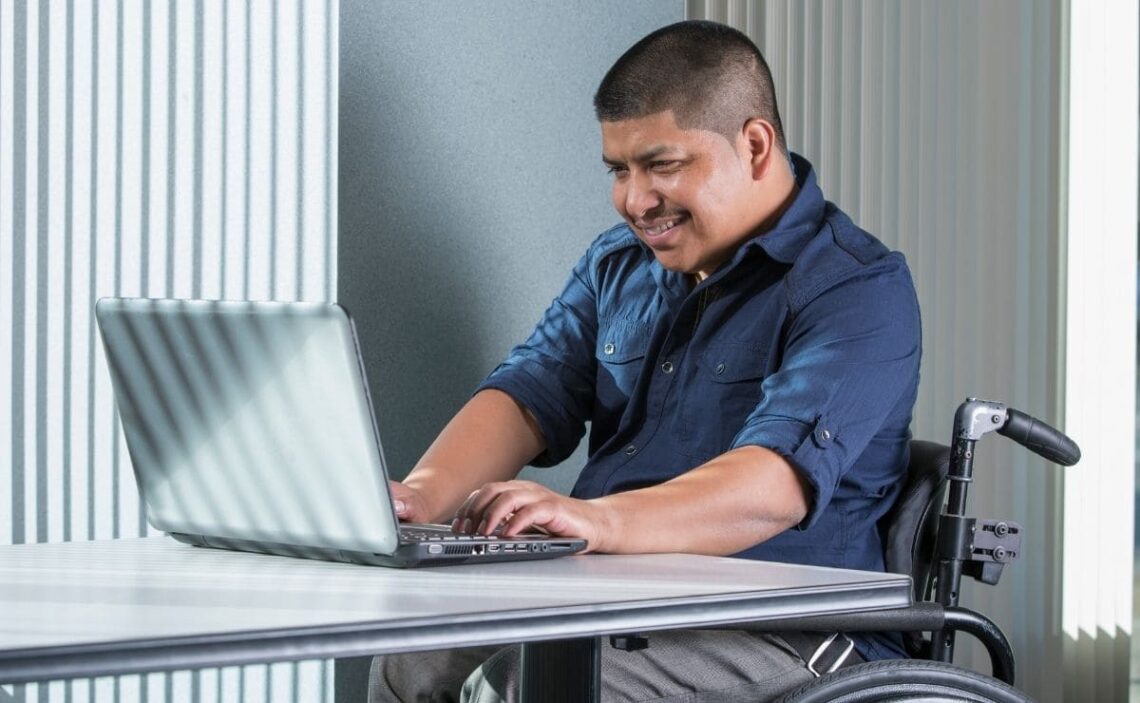 Persona en silla de ruedas con lesión medular en un proyecto de ASPAYM