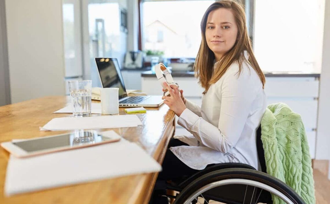 Persona con discapacidad que puede percibir la ayuda que ha lanzado Fundación ONCE