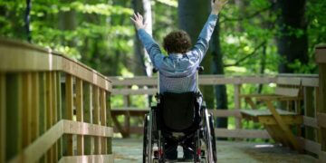 Persona en silla de ruedas durante un viaje del IMSERSO