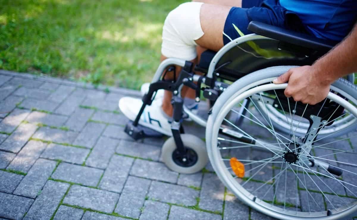 Persona en silla de ruedas pasea por una calle accesible
