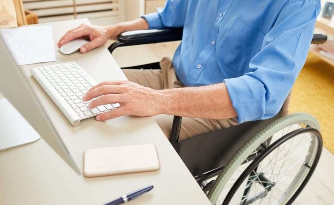persona en silla de ruedas ordenador cursos discapacidad Fundacion ONCE