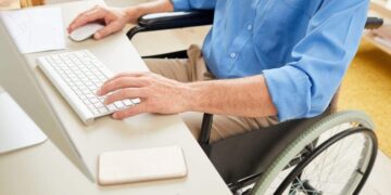 persona en silla de ruedas ordenador cursos discapacidad Fundacion ONCE
