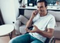 Persona en silla de ruedas con discapacidad