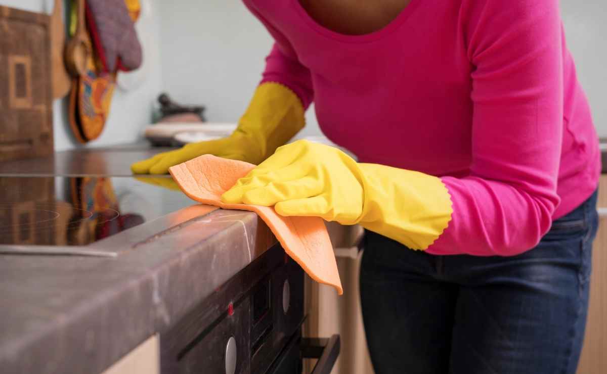 Una mujer limpiando con bicarbonato y vinagre