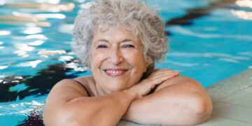 Persona mayor disfrutando del programa de Termalismo del IMSERSO