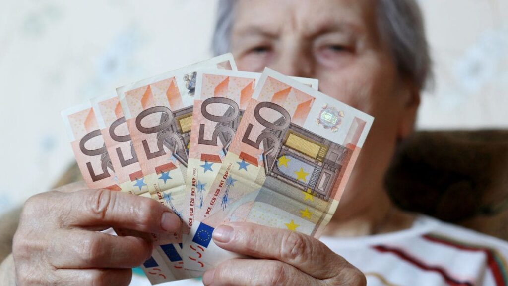RENFE cuenta con la Tarjeta Dorada, que ofrece innumerables beneficios y ventajas para los viajes de las personas mayores de 60 años