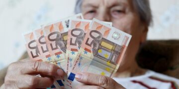 RENFE cuenta con la Tarjeta Dorada, que ofrece innumerables beneficios y ventajas para los viajes de las personas mayores de 60 años