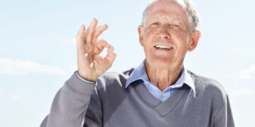 persona mayor anciano alimento 100 años