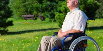 persona mayor anciano silla de ruedas aminoacidos