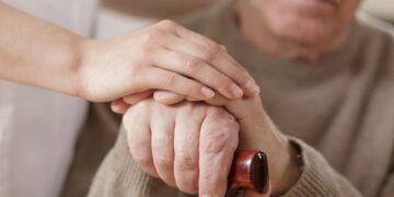 persona mayor ayuda a la dependencia personal