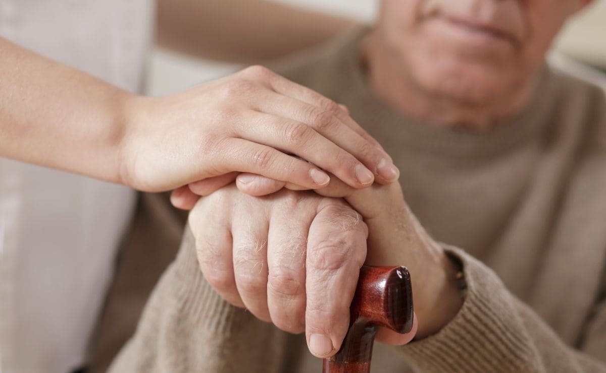 persona mayor ayuda a la dependencia personal