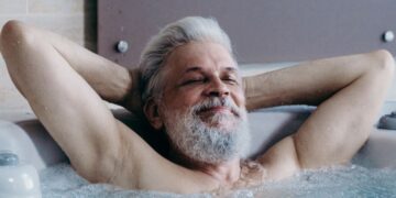 Persona mayor disfruta del programa de termalismo del Instituto de Mayores y Servicios Sociales, IMSERSO