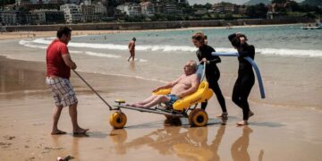 Persona mayor con discapacidad recibiendo el servicio de baño asistido en Cartagena