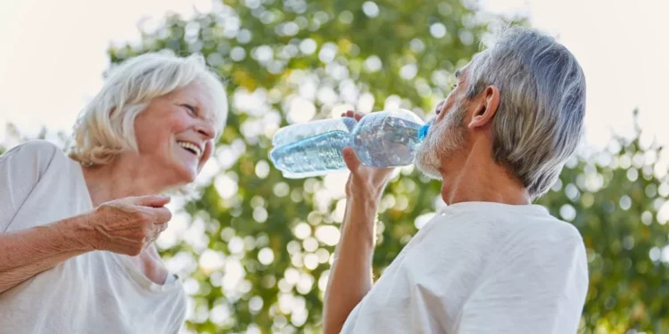 Beber agua es una de las claves para una correcta hidratación en verano para personas mayores
