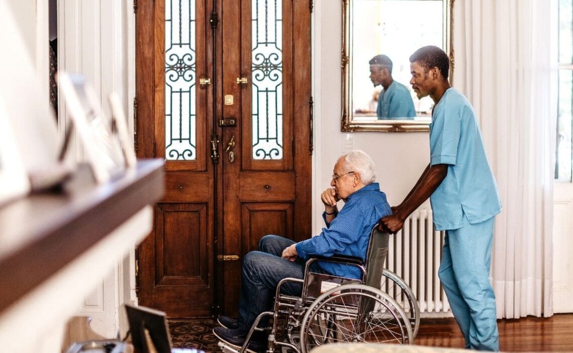 personas mayores con discapacidad silla de ruedas