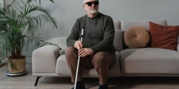 Persona mayor con discapacidad visual