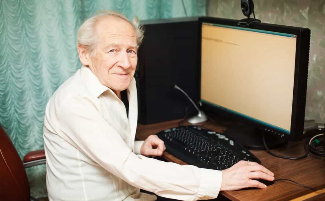 Persona mayor utiliza un ordenador gracias a esta colaboración a favor de la accesibilidad