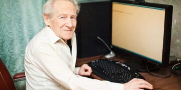Persona mayor utiliza un ordenador gracias a esta colaboración a favor de la accesibilidad