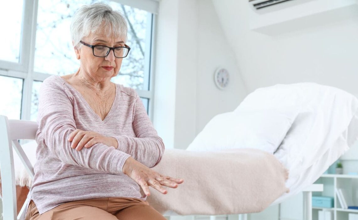 Persona mayor con Párkinson, una enfermedad neurológica