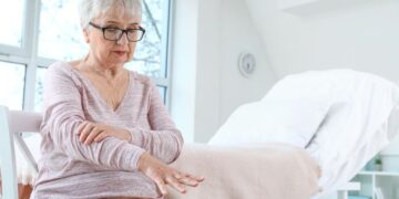 Persona mayor con Párkinson, una enfermedad neurológica