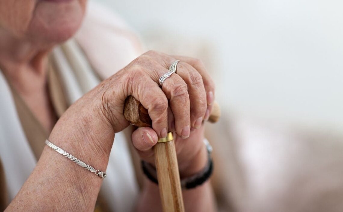 Persona mayor con Alzheimer que espera en la lista de espera de la dependencia