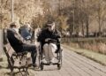 persona mayor discapacidad en silla de ruedas