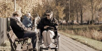 persona mayor discapacidad en silla de ruedas
