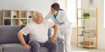 Persona mayor en situación de Dependencia es ayudada por una asistenta personal