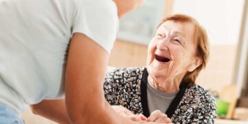 Persona mayor en situación de dependencia siendo ayudada