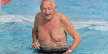 Persona mayor disfrutando del programa de Termalismo del IMSERSO