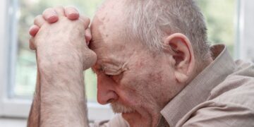 Persona mayor preocupada por la situación del Programa de Turismo del IMSERSO