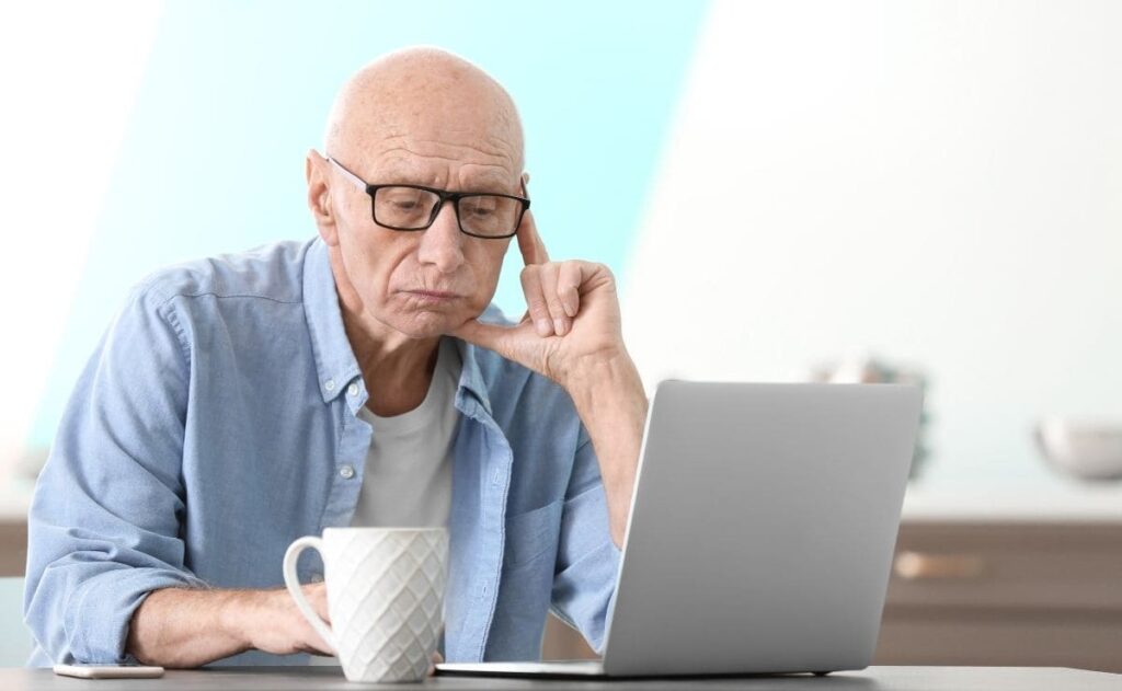 Un estudio señala que a 3 de cada 4 personas mayores de 80 años le preocupa la brecha digital