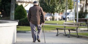 Persona mayor paseando jubilado pensión