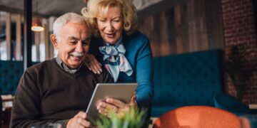 Persona mayor que recibe la pensión de jubilación del IMSERSO