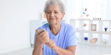 Persona mayor consulta la cuantía de las pensiones del IMSERSO