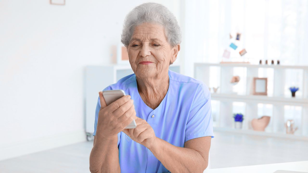 Persona mayor consulta la cuantía de las pensiones del IMSERSO