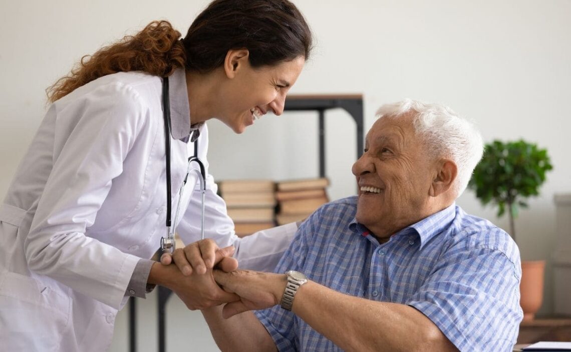 Persona mayor recibiendo ayuda de una profesional de la salud
