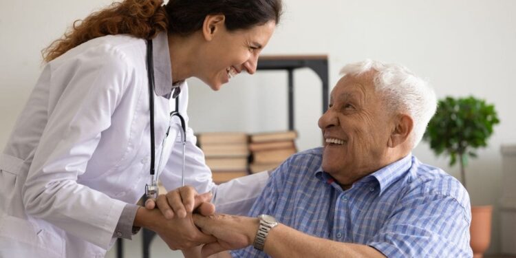 Persona mayor recibiendo ayuda de una profesional de la salud
